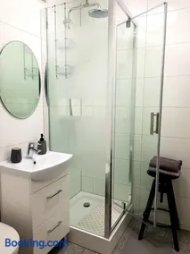 Wygodny dwupokojowy apartament pomiedzy lotniskiem a centrum - Image 3