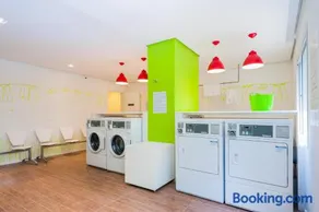 BHaus Morumbi IN Jardim Sul - Apartamento 50m2 com Varanda e Linda Vista 19o andar - Cama Queen - Academia - Piscina - Lavanderia - Próximo ao Shopping Jardim Sul - Vaga de Garagem - Acomoda 2 adultos e 1 criança - in4 - Image 2