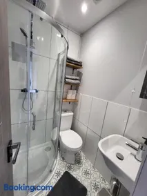 Town Centre Modern 1 Bedroom self-contained Apartment - Image 3