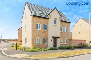 4 Bed Room Service Accommodation - 2 Parkings - Fibre Wi-Fi - Workstation - Image 2