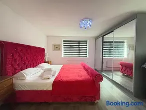 The Luxe 2BR Specious Bungalow - Garden & Parking - Image 3