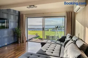 Romantic Seaside Chalet Retreat Solent Breezes - Image 3