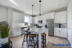 Luxury Downtown Loft - Balcony and Rooftop Bar! - Image 3