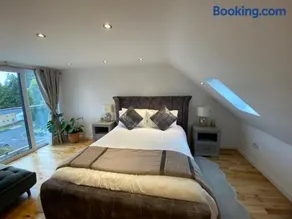 Modern Room in Cardiff, Wales - Image 1