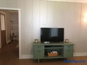 Downtown 2 Bedroom Cottage, Sleeps 6, Walking Distance to Honeywell, Downtown Restaurants, Shopping - Image 3