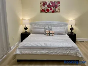 Victoria Family Vacation Home - King Bed Private Yard BBQ Deck Gazebo - 4 Minutes To The Falls - Image 1