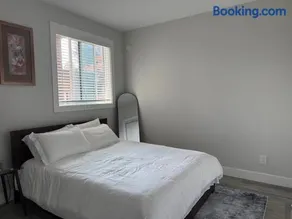 OceanVista Spacious 2BR 3BD 1BTH Free Parking Stunning Ocean and Mountain View - Image 2