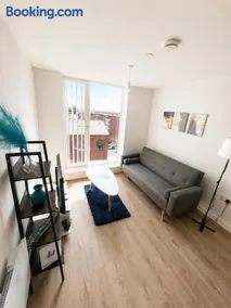 Stylish Central Birmingham 1Bed Apartment - Image 1