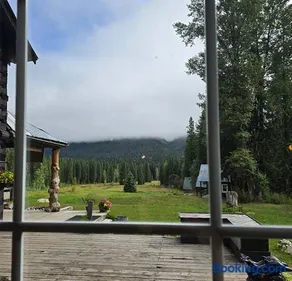 Rustic Beaverfoot Lodge Room N8 - Image 2