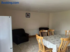 Modern 4 Bed House in town - Image 4