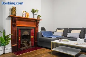 Spacious 4 Bedroom House Darling Harbour-10 Guests - Image 5