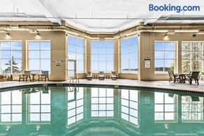 Breathtaking Lake Views Studio, 2 Queen Beds, Fireplace and Heated Indoor and Outdoor Pools - Image 2