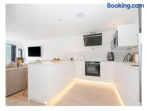 Refurbished Beach Lodge - Image 3