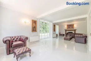 Luxury Grand Windsor Mansion Private 5 Acres & Helipad - Image 5