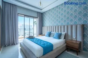 Modern Pool View Apartment - Fast Wi-Fi & Parking - Image 3