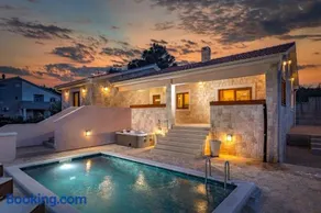 Villa Alora - Image 1