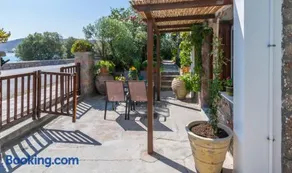 Kourita Garden Apartment with Sea View near to the port of Milos - Image 3