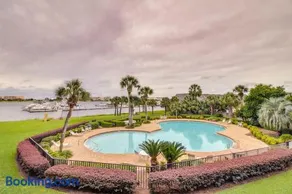 Inviting bayfront suite with water views picnic area & pool - Image 2