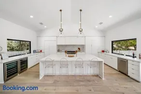Sunset View Luxury Living on 5 Picturesque Acres - Image 3
