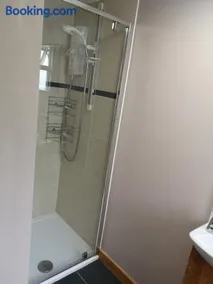 En-suite Bedroom in a quiet bungalow - Image 3