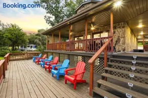 Lakefront Retreat Sleeps 15 Starlink Internet - Image 2