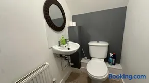 4-Bedroom Home, Central Milton Keynes, Parking - Image 3
