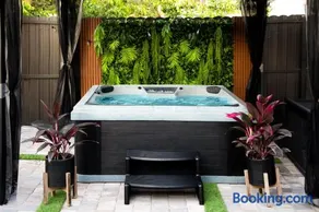 Black Vanilla Luxe Retreat - Sauna, Cold Plunge & Pure Relaxation - Image 2
