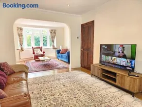 Stylish 3-Bedroom House with big Garden & Parking - Image 5