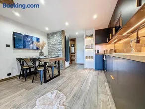 Modern 2BR Apt with Mountain Views & Private Parking - Image 2