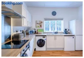 4 Bed-FreeWiFi-Sleeps 8-CarCharger - Image 5