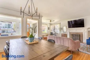 Charming 1920s Hermosa Bungalow Steps from The Strand - Image 2