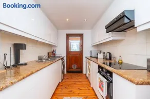 Victorian 3 Bedroom In Tamboerskloof - Image 4