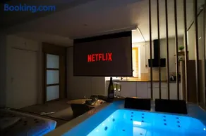 Nuit romantique, Suite avec jacuzzi et cinéma privé au design Japandi - Image 4