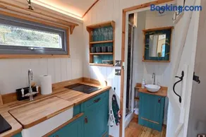 Meidrim Meadows luxury shepherd's hut - Image 5