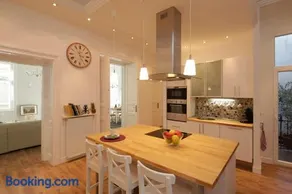 Urban Haven - 3 Beds, 3 Baths, Free Parking, Near Central Market - Image 3