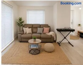 House Sleeps 6 with Garden and Parking - Image 5