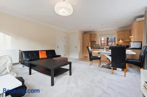 Cozy 2bed flat with free parking near Willen Lake in Milton Keynes - Image 3