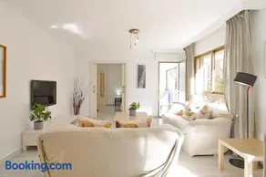 C09 Roomy Luminous 5 Bedroom in Town - Image 1