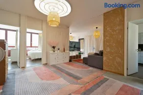 Design Penthouse Rooftop Loft, 190sq, 5 Beds, 2 Panorama Terrace, 1min to Main Station- 5min to City - Image 1