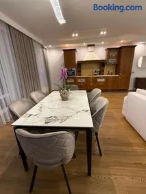 Luxury Oasis in the Heart of the City - Image 2