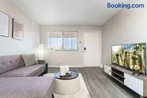 2BR Charming Mesa Stay Sleeps 4 Near Downtown - Image 2