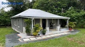 Country home with 3 bedrooms and 2 baths - Image 1