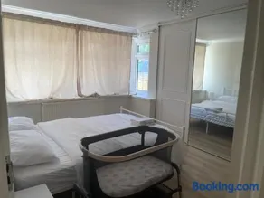The Harlington Garden House 5BR with Large Garden - Image 3