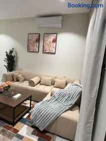 شقة بصالة فاخرة وغرفة نوم - Image 1