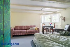 Rummeligt kælderværelse med egen indgang og privat terrasse nær Aarhus - Image 5