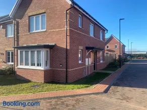 House Sleeps 6 with Garden and Parking - Image 4