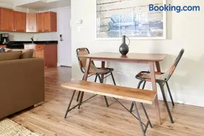 Cozy 2 Bed in Boston FIDI District - Image 1