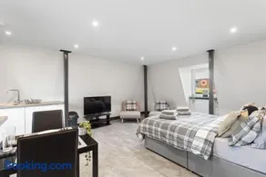 Free Parking | Sleeps 4 | 1 Bedroom | Great Area - Image 3