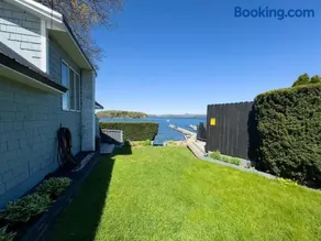Lakefront Cottage in Colchester - Image 4
