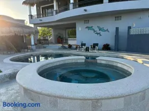 Sunny Poolside Escape Near the Beach - Image 4